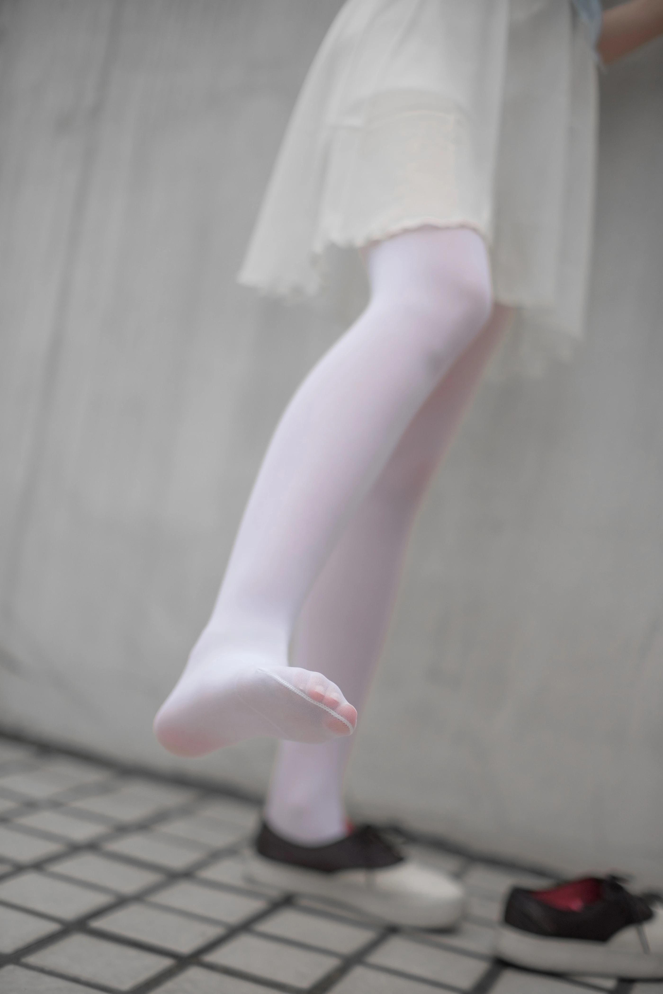 森萝财团 [R15-007] 窗台上的薄纱少女 [83P]插图2